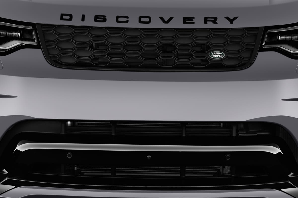 Kühlergrill eines Land Rover Discovery