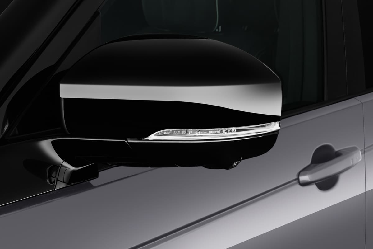 Rückspiegel eines Land Rover Discovery