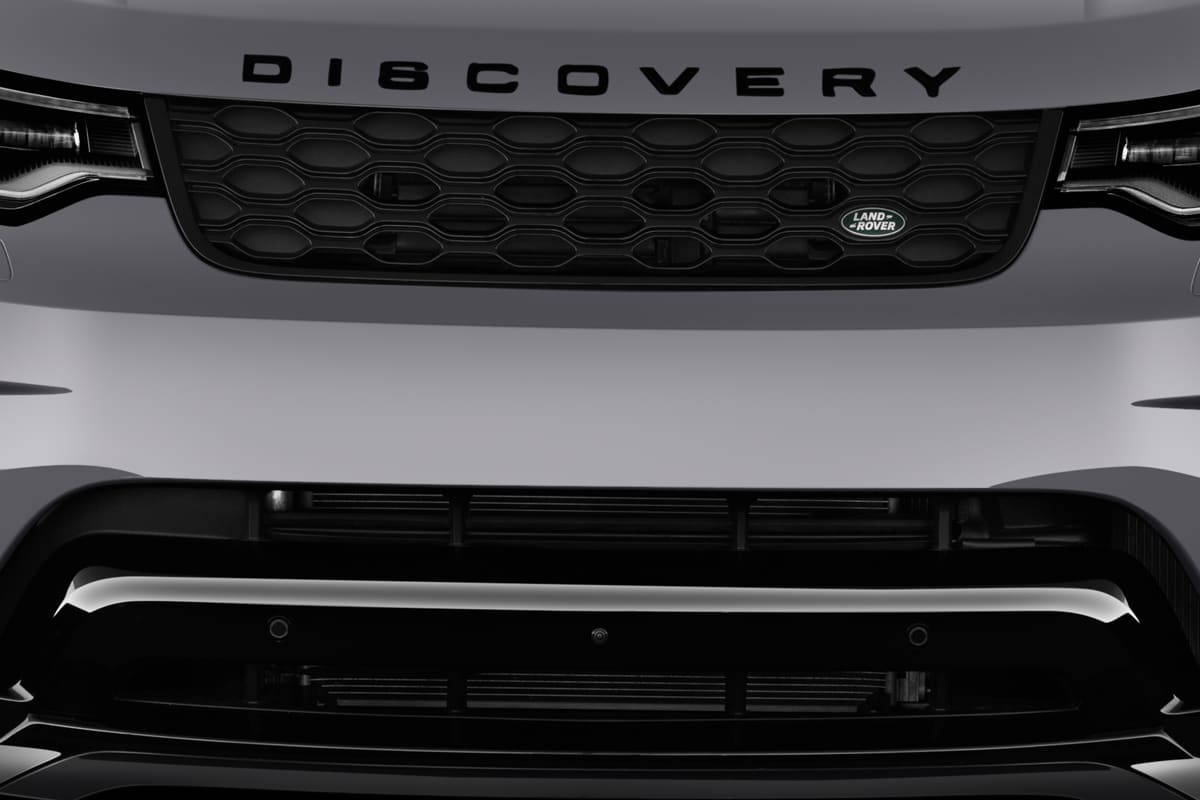 Kühlergrill eines Land Rover Discovery