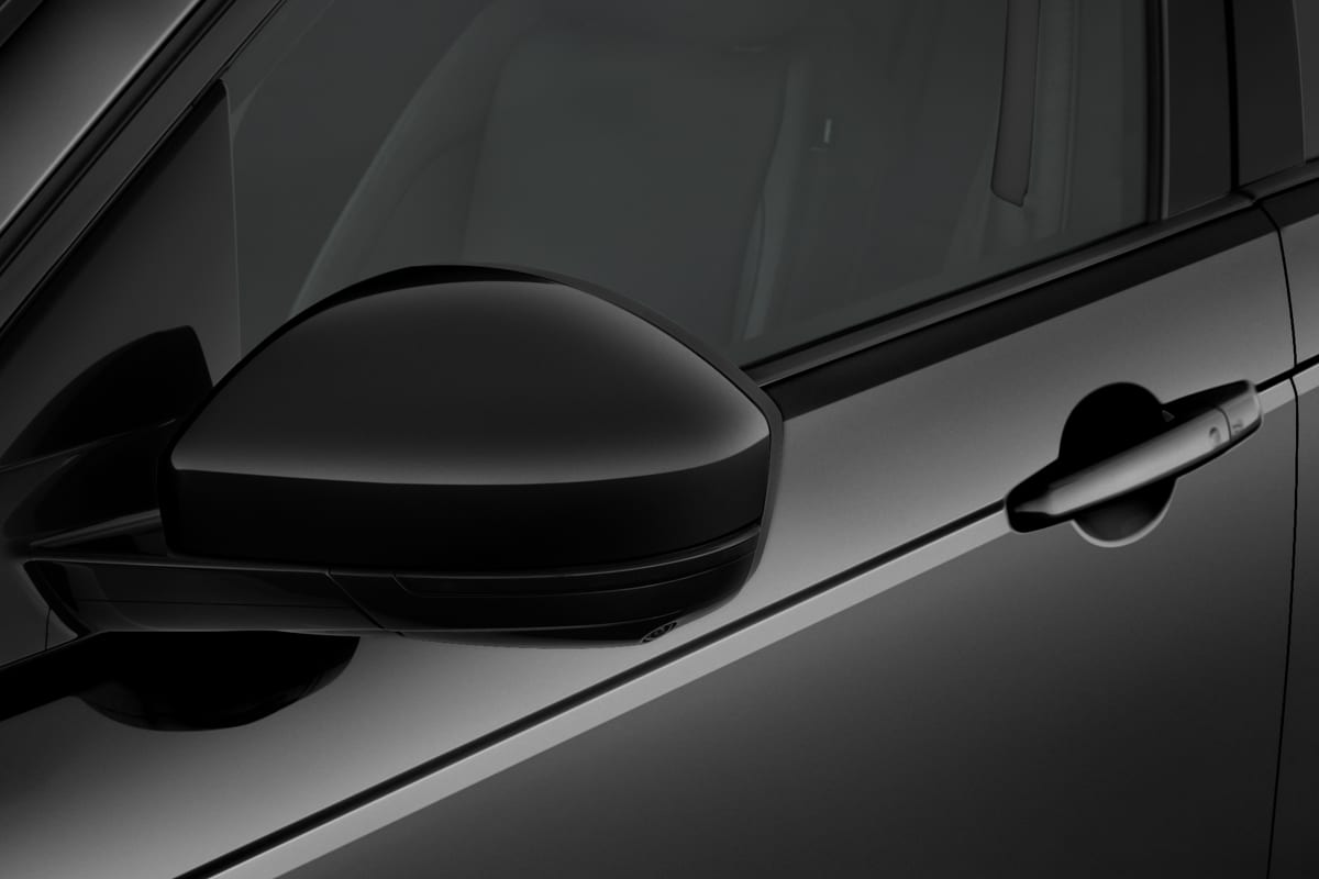 Rückspiegel eines Land Rover Discovery Sport