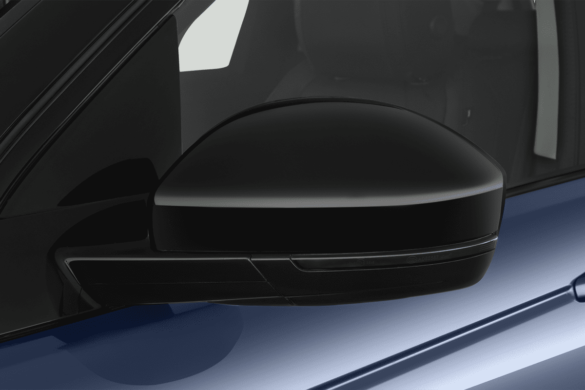 Rückspiegel eines Land Rover Discovery Sport Plug-in-Hybrid