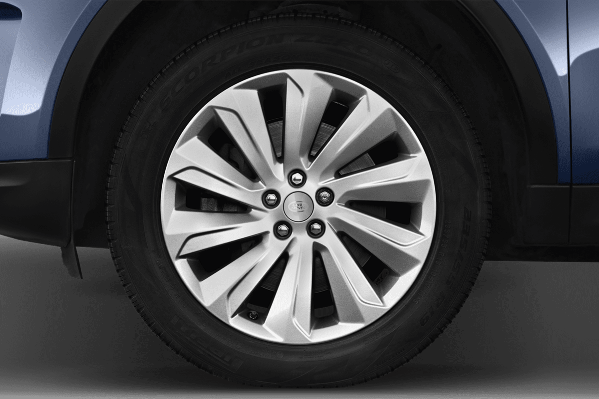 Radkappe oder Felge eines Land Rover Discovery Sport Plug-in-Hybrid