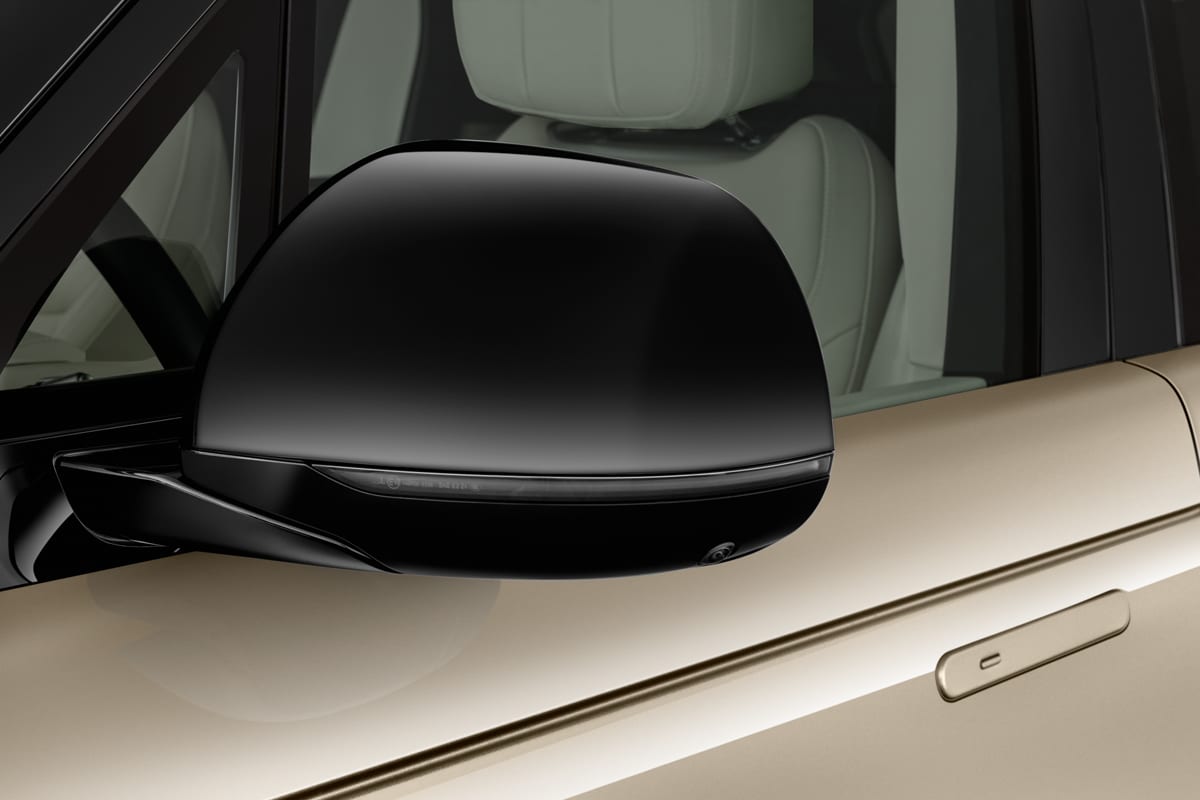 Rückspiegel eines Land Rover Range Rover Plug-in-Hybrid 