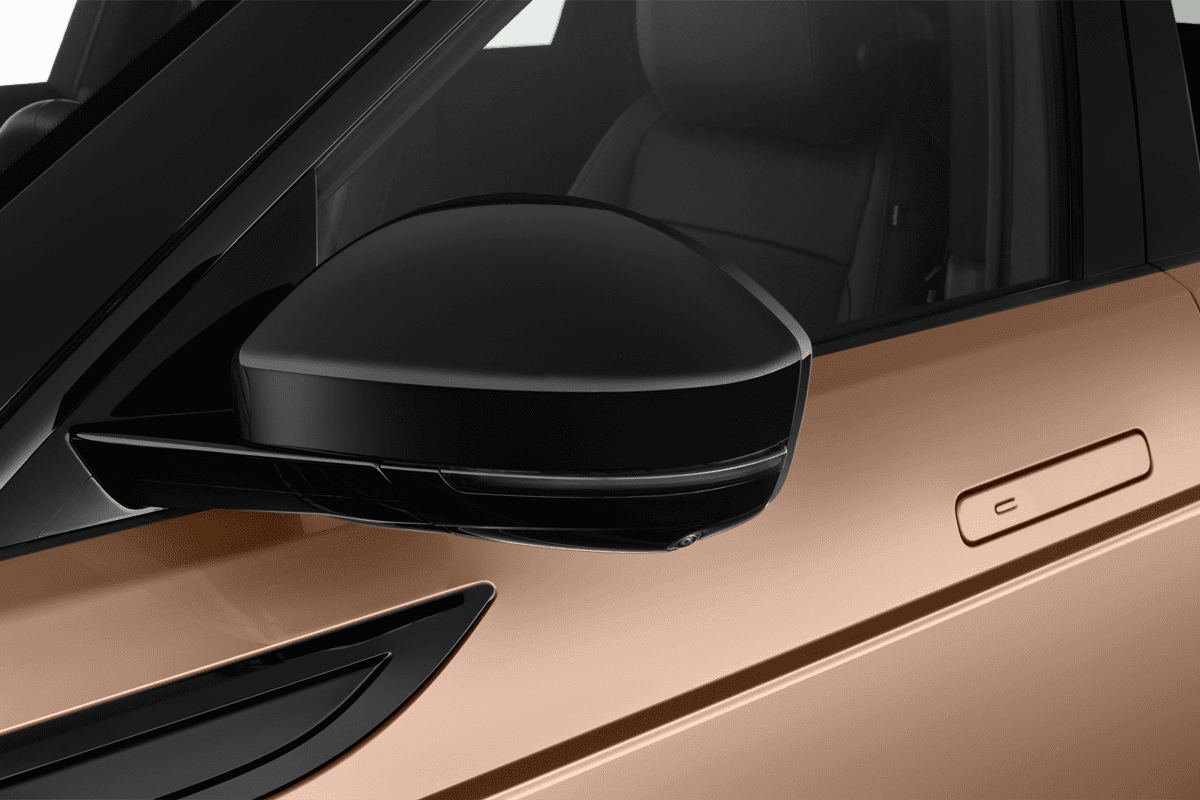 Rückspiegel eines Land Rover Range Rover Evoque