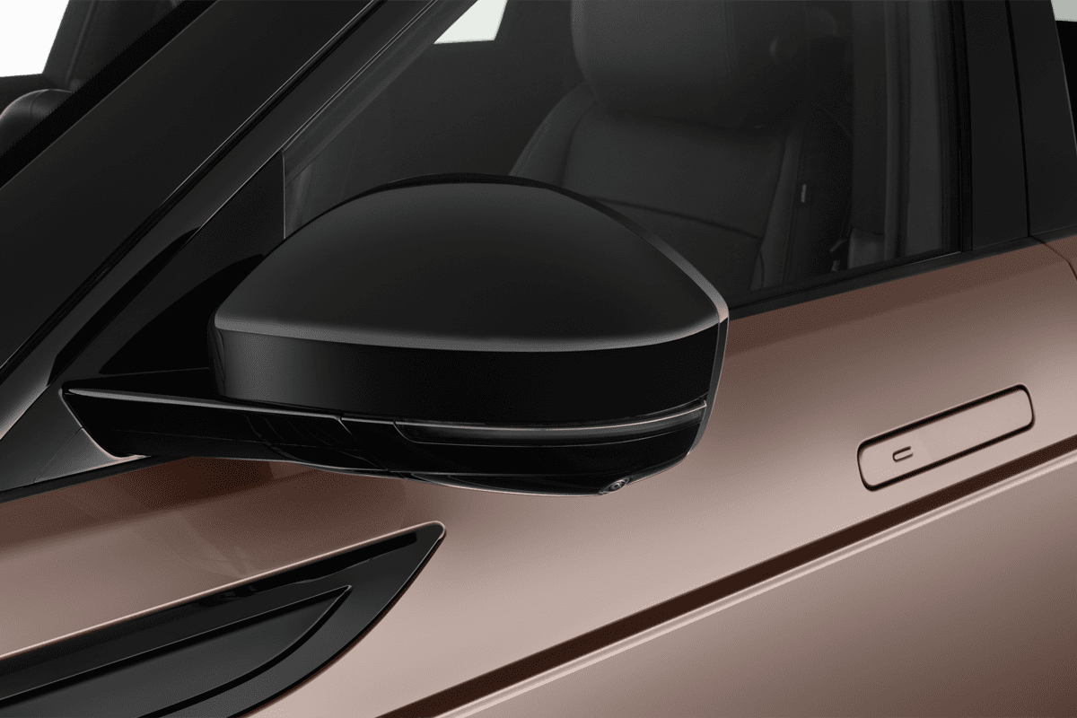 Rückspiegel eines Land Rover Range Rover Evoque