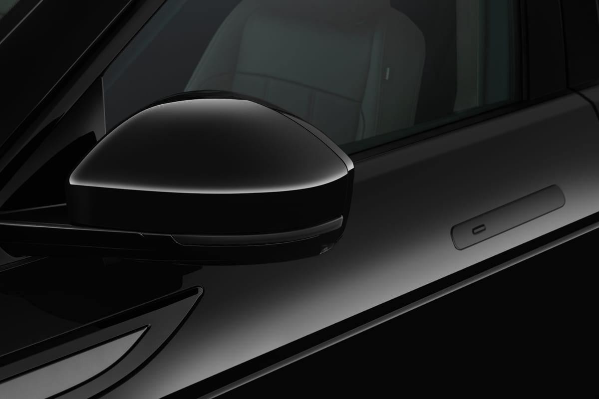 Rückspiegel eines Land Rover Range Rover Evoque