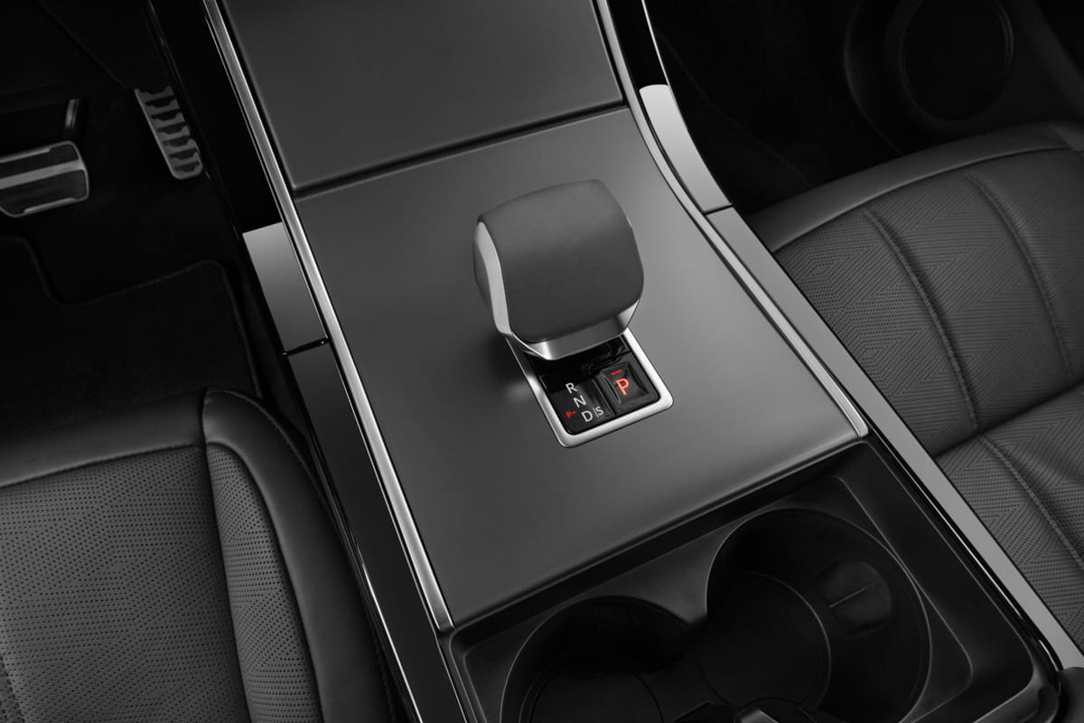 Schaltknüppel eines Land Rover Range Rover Evoque Plug-In-Hybrid (KI-generiert)