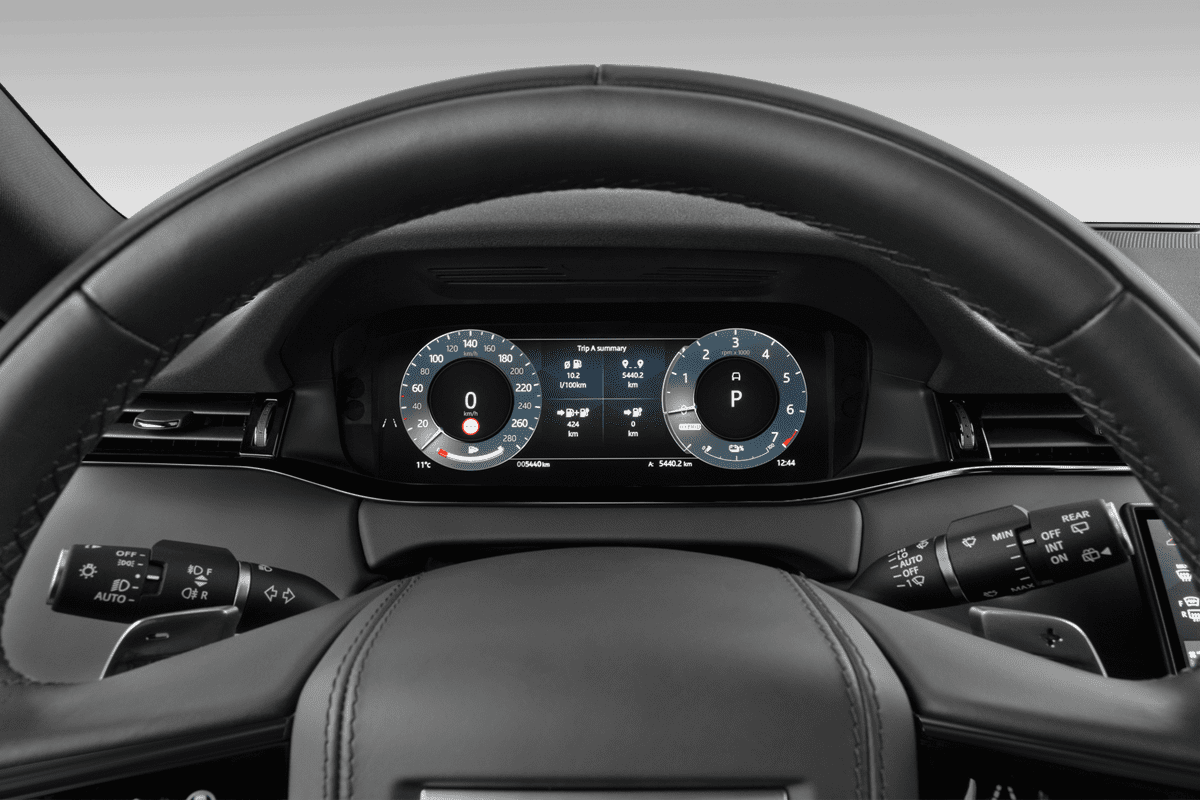 Kombiinstrument eines Land Rover Range Rover Evoque Plug-In-Hybrid (KI-generiert)