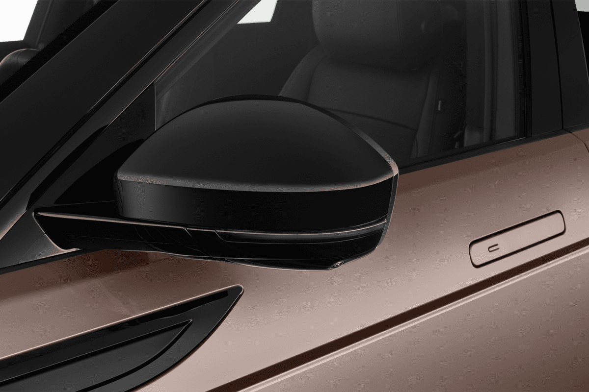 Rückspiegel eines Land Rover Range Rover Evoque Plug-In-Hybrid (KI-generiert)