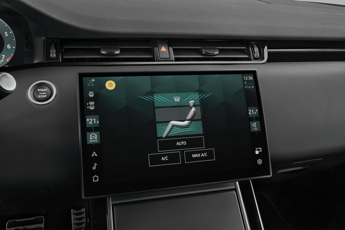 Klimasteuerung eines Land Rover Range Rover Evoque Plug-In-Hybrid (KI-generiert)