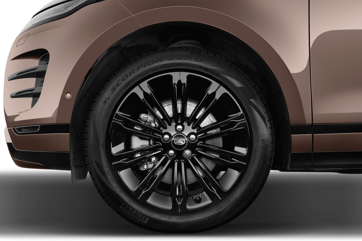 Radkappe oder Felge eines Land Rover Range Rover Evoque Plug-In-Hybrid (KI-generiert)