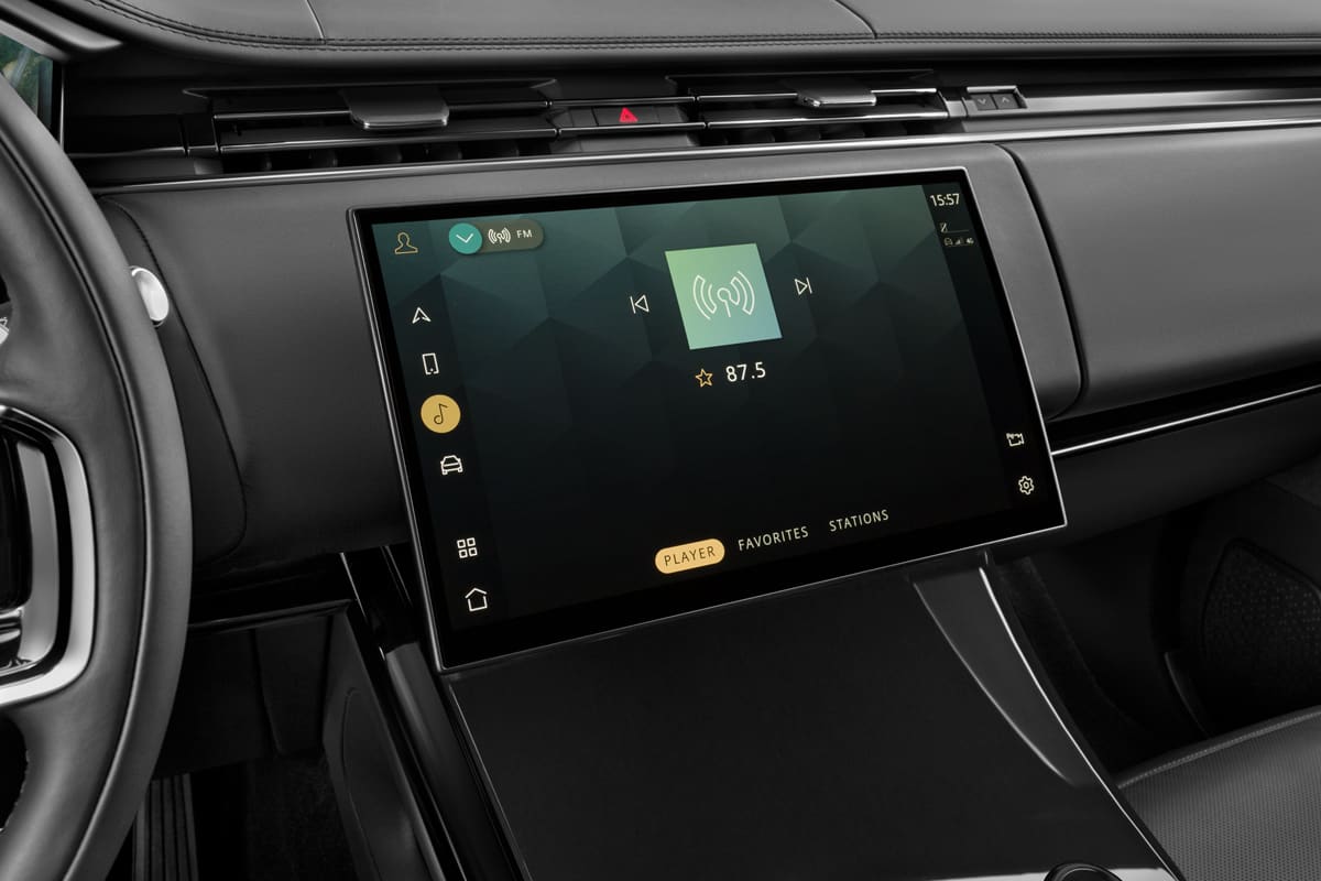 Audiosystem eines Land Rover Range Rover Sport Plug-in-Hybrid (KI-generiert)
