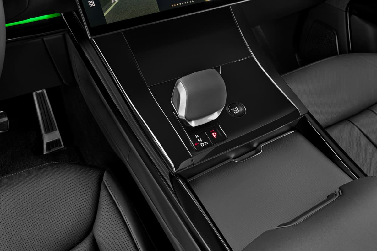 Schaltknüppel eines Land Rover Range Rover Sport Plug-in-Hybrid (KI-generiert)