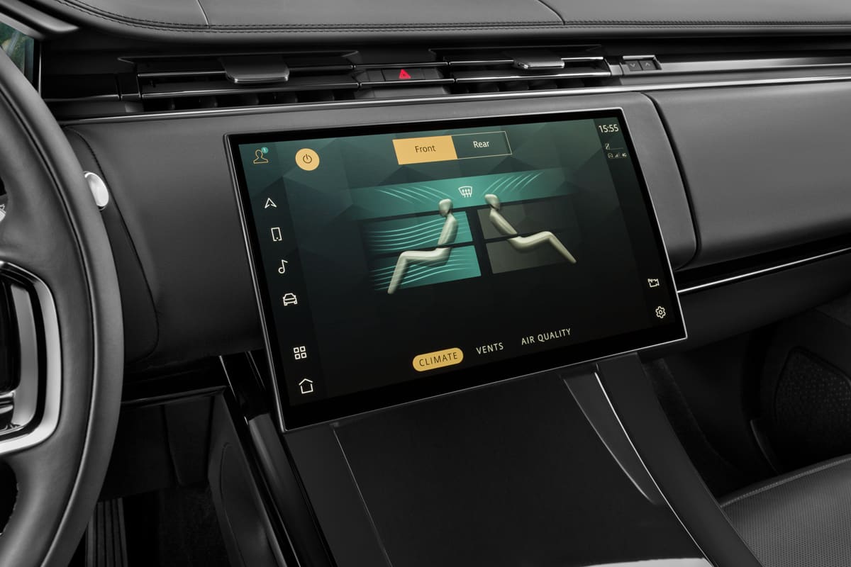 Klimasteuerung eines Land Rover Range Rover Sport Plug-in-Hybrid (KI-generiert)