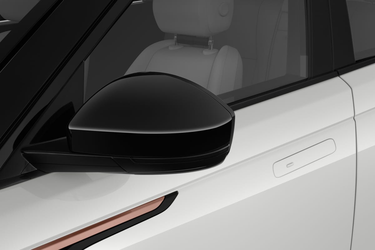 Rückspiegel eines Land Rover Range Rover Velar