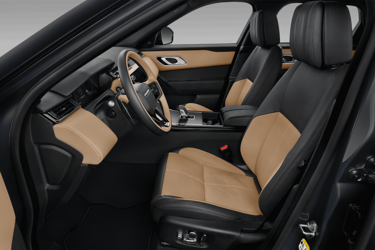Vordersitze eines Land Rover Range Rover Velar Plug-in-Hybrid (KI-generiert)
