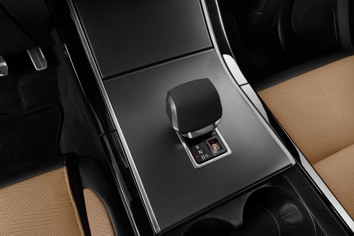 Schaltknüppel eines Land Rover Range Rover Velar Plug-in-Hybrid (KI-generiert)