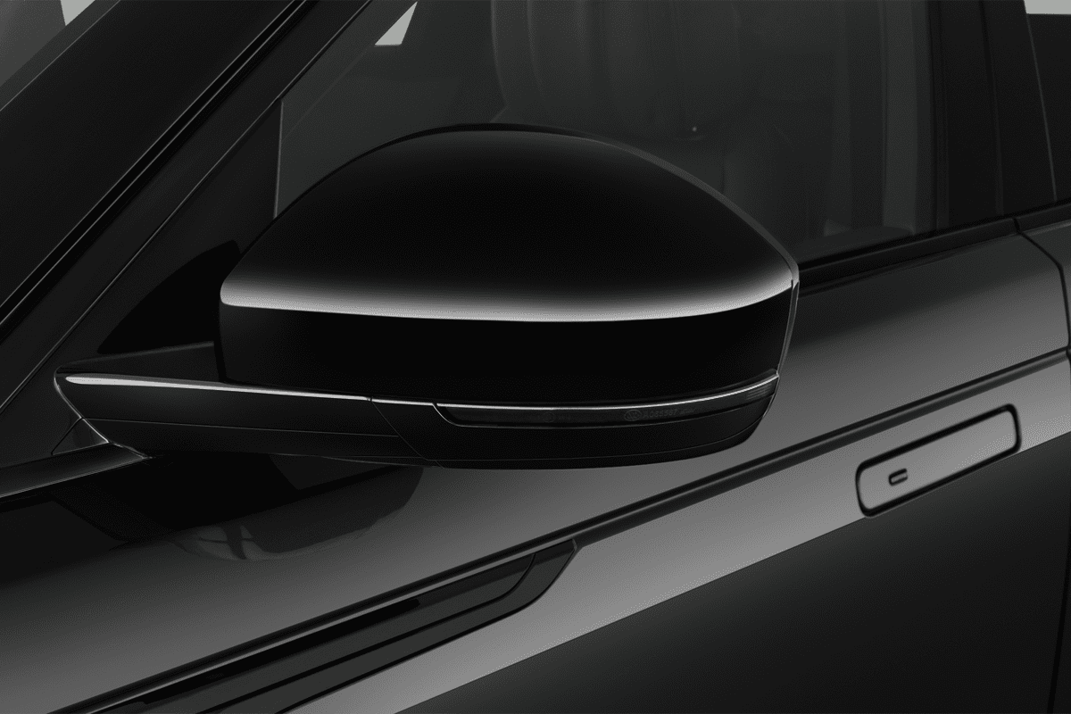 Rückspiegel eines Land Rover Range Rover Velar Plug-in-Hybrid