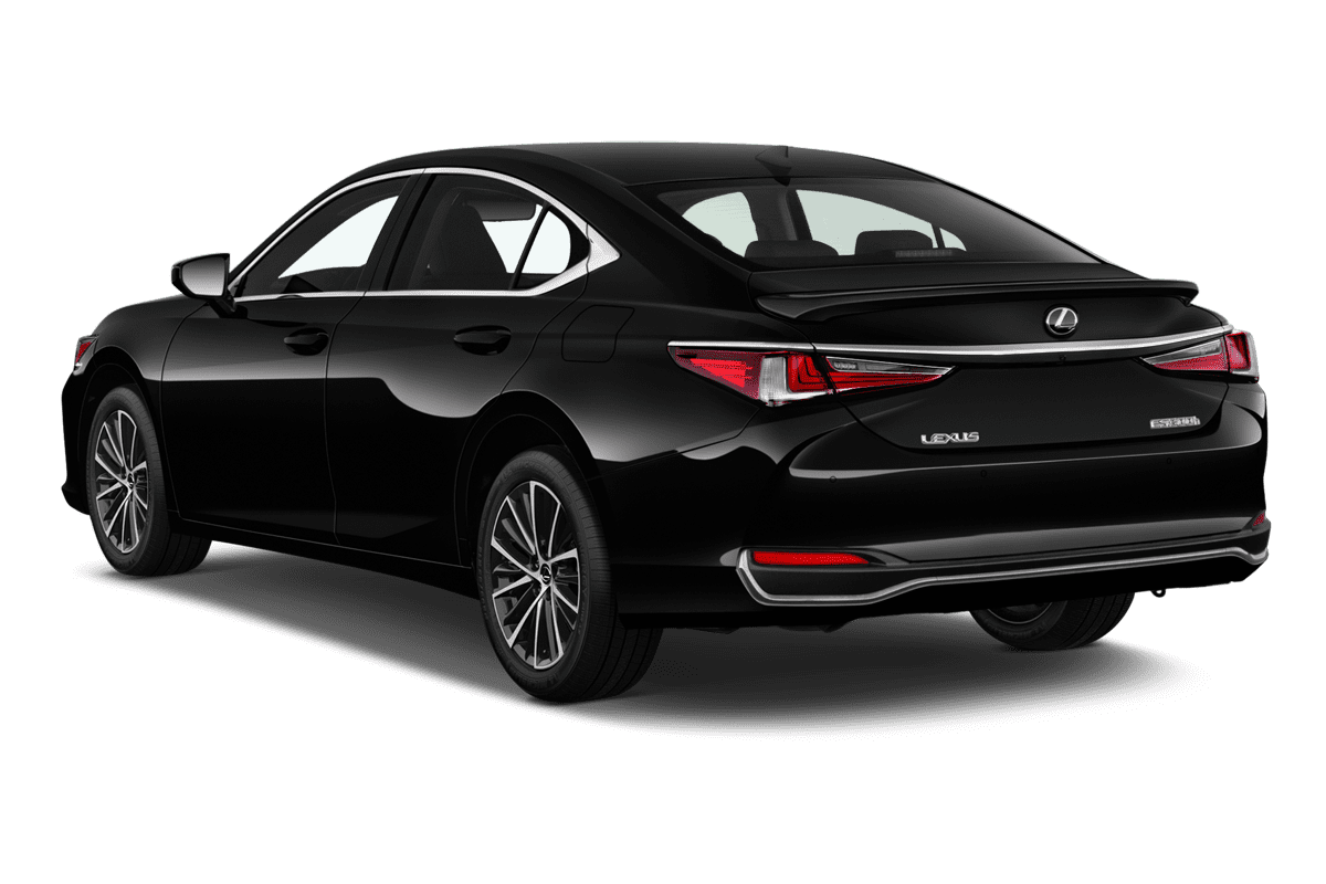 Schräge Heckansicht eines Lexus ES, freigestellt