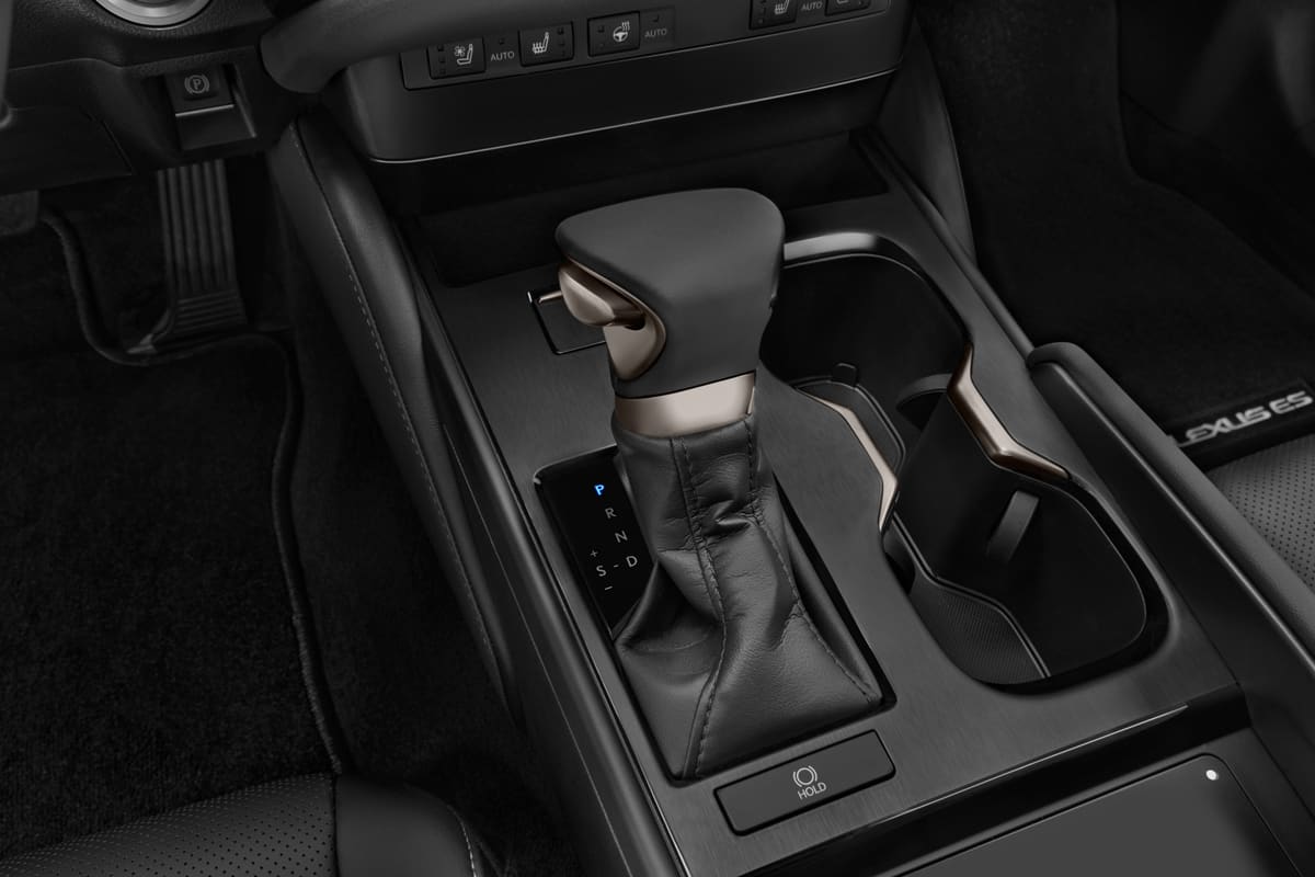 Schaltknüppel eines Lexus ES