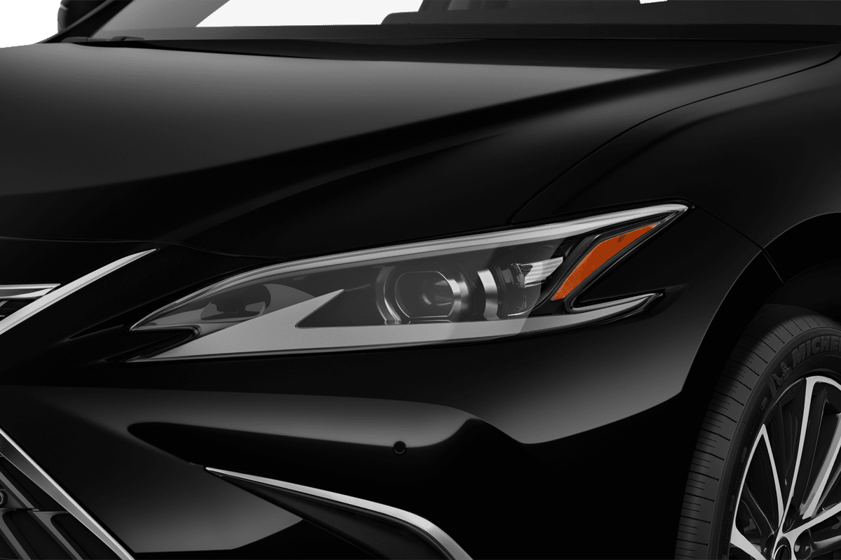 Frontscheinwerfer eines Lexus ES