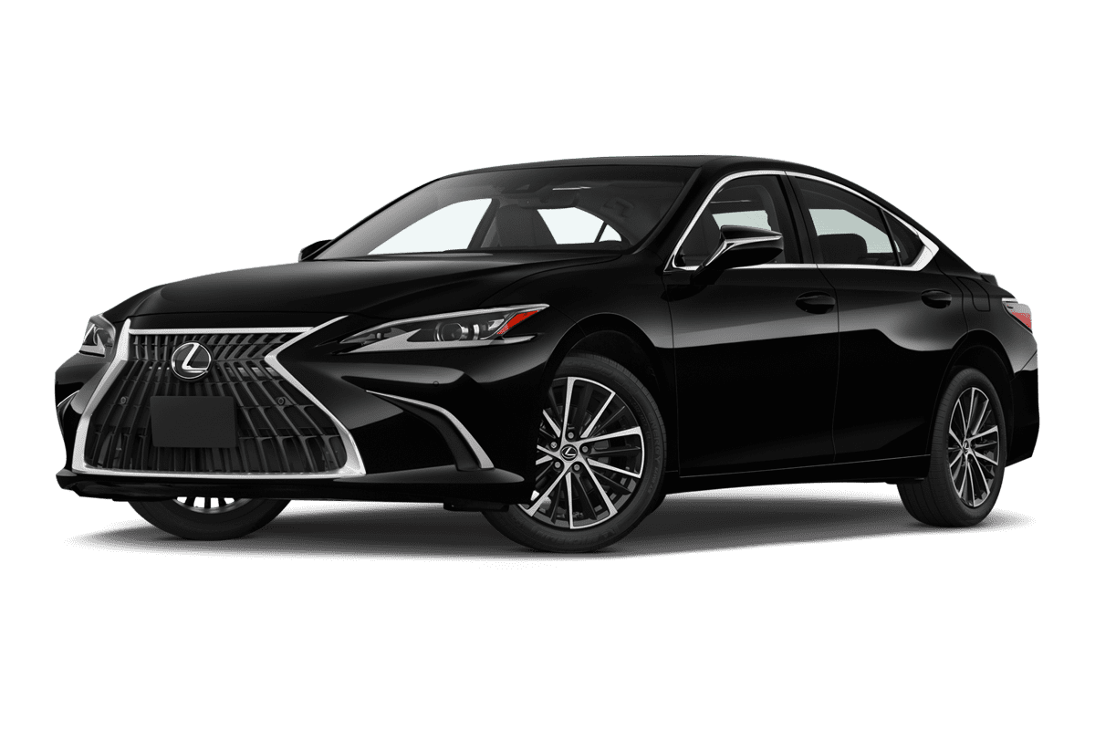 Tiefe, schräge Heckansicht eines Lexus ES, freigestellt