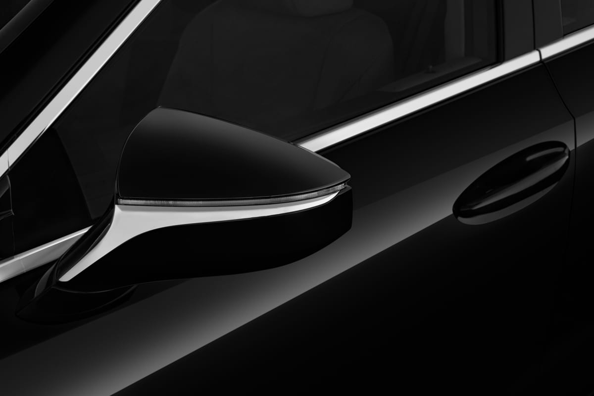 Rückspiegel eines Lexus ES