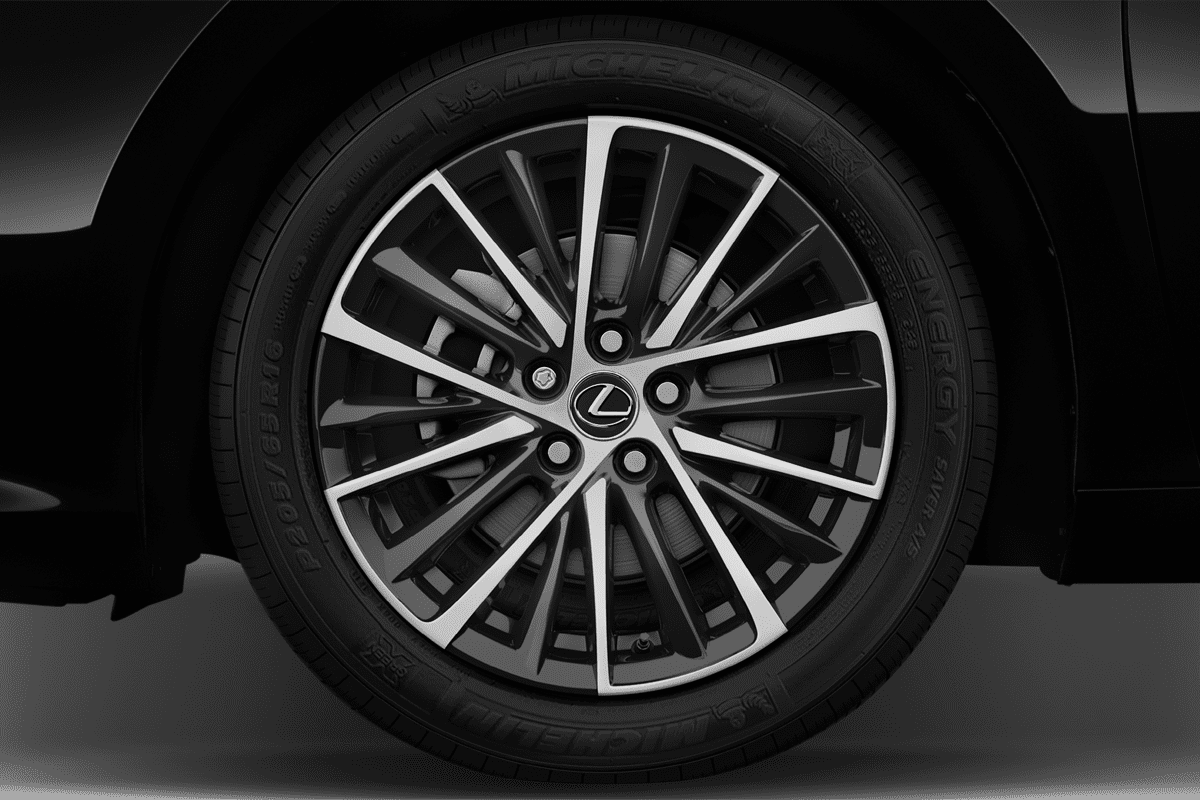 Radkappe oder Felge eines Lexus ES