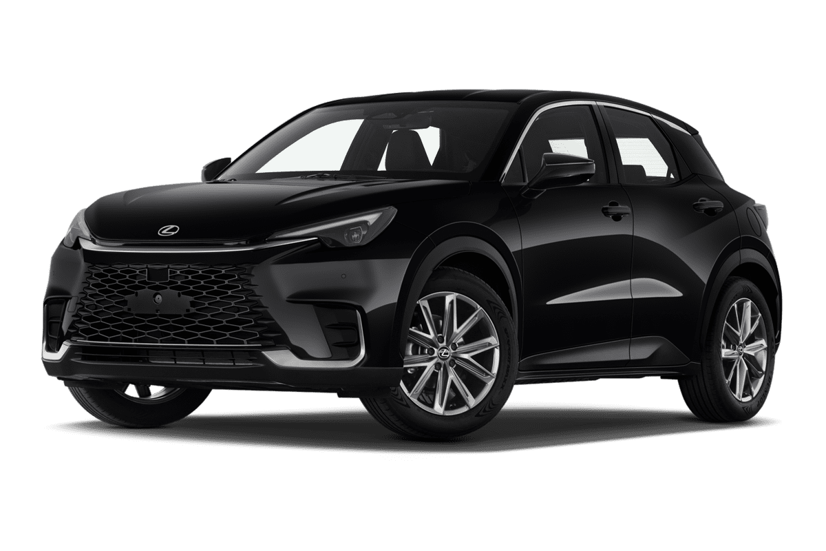 Tiefe, schräge Heckansicht eines Lexus LBX Hybrid, freigestellt