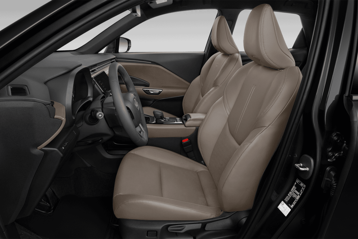 Vordersitze eines Lexus LBX Hybrid (KI-generiert)