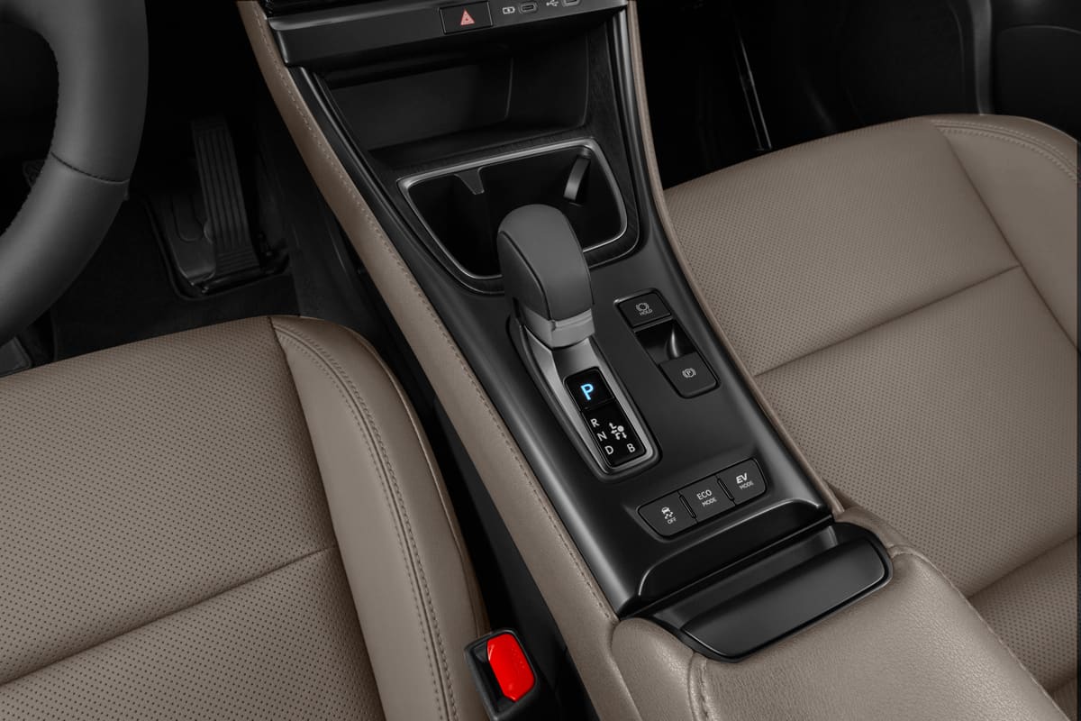 Schaltknüppel eines Lexus LBX Hybrid (KI-generiert)