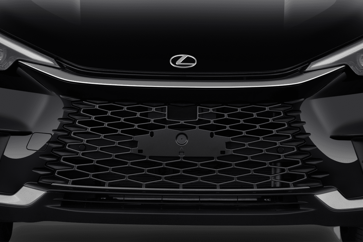 Kühlergrill eines Lexus LBX Hybrid (KI-generiert)