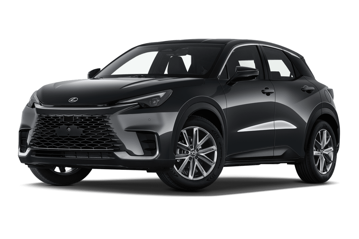 Tiefe, schräge Heckansicht eines Lexus LBX Hybrid, freigestellt