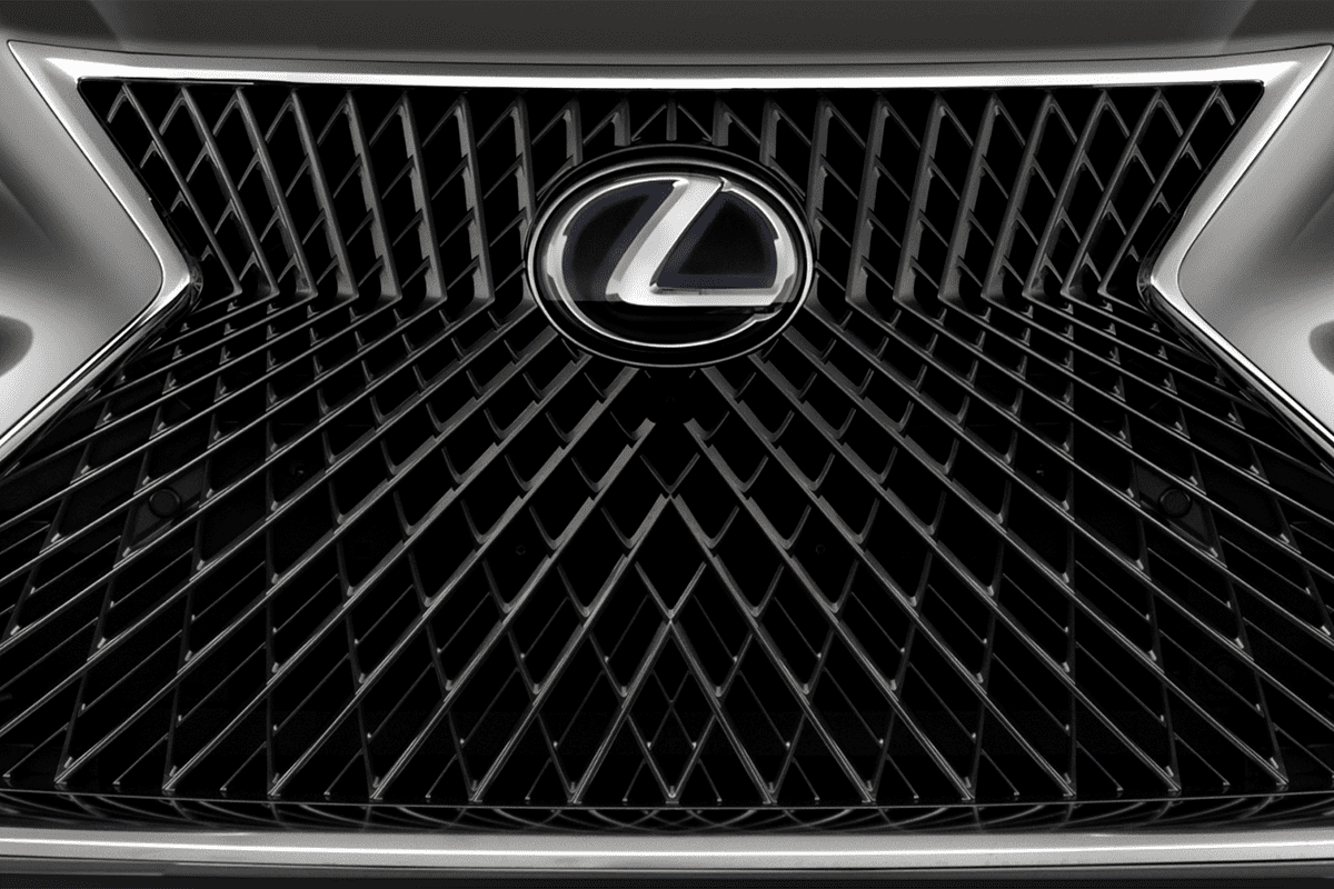Kühlergrill eines Lexus LS Hybrid