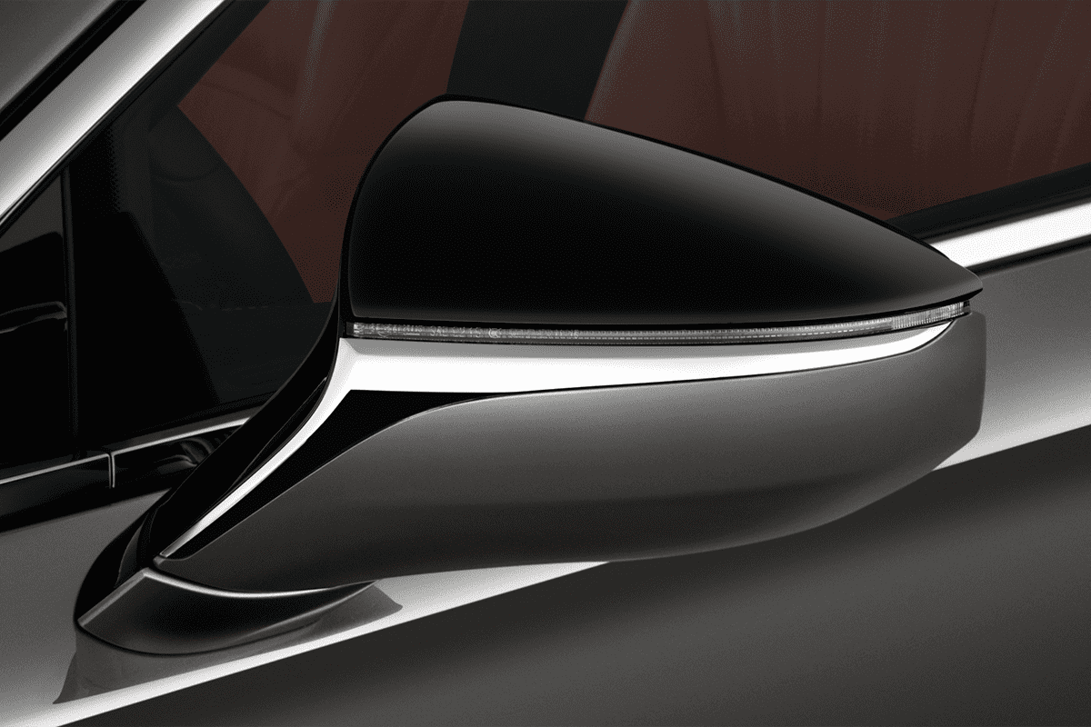 Rückspiegel eines Lexus LS Hybrid