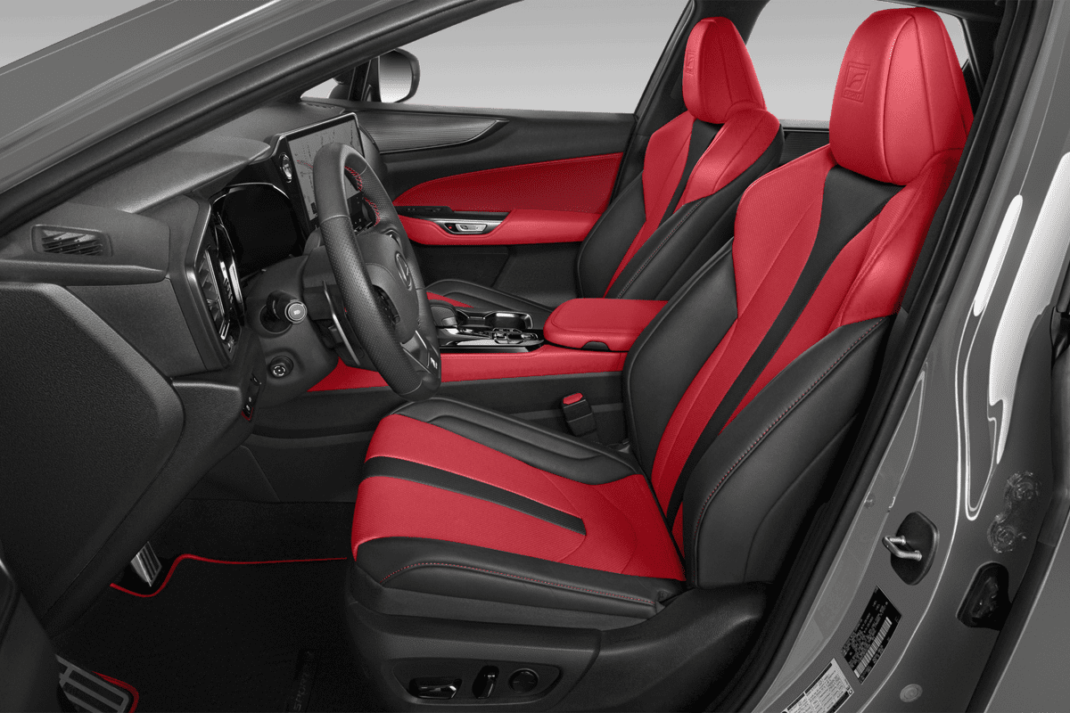 Vordersitze eines Lexus NX Plug-In-Hybrid