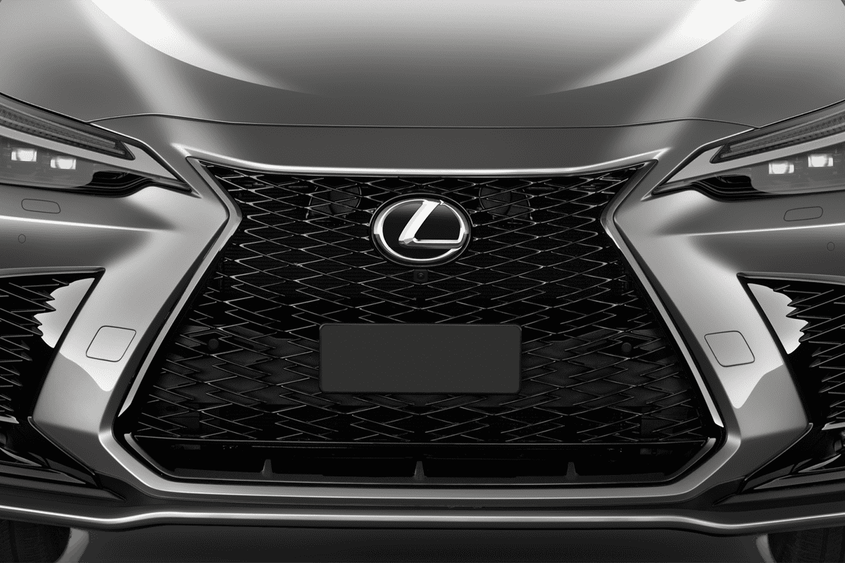 Kühlergrill eines Lexus NX Plug-In-Hybrid