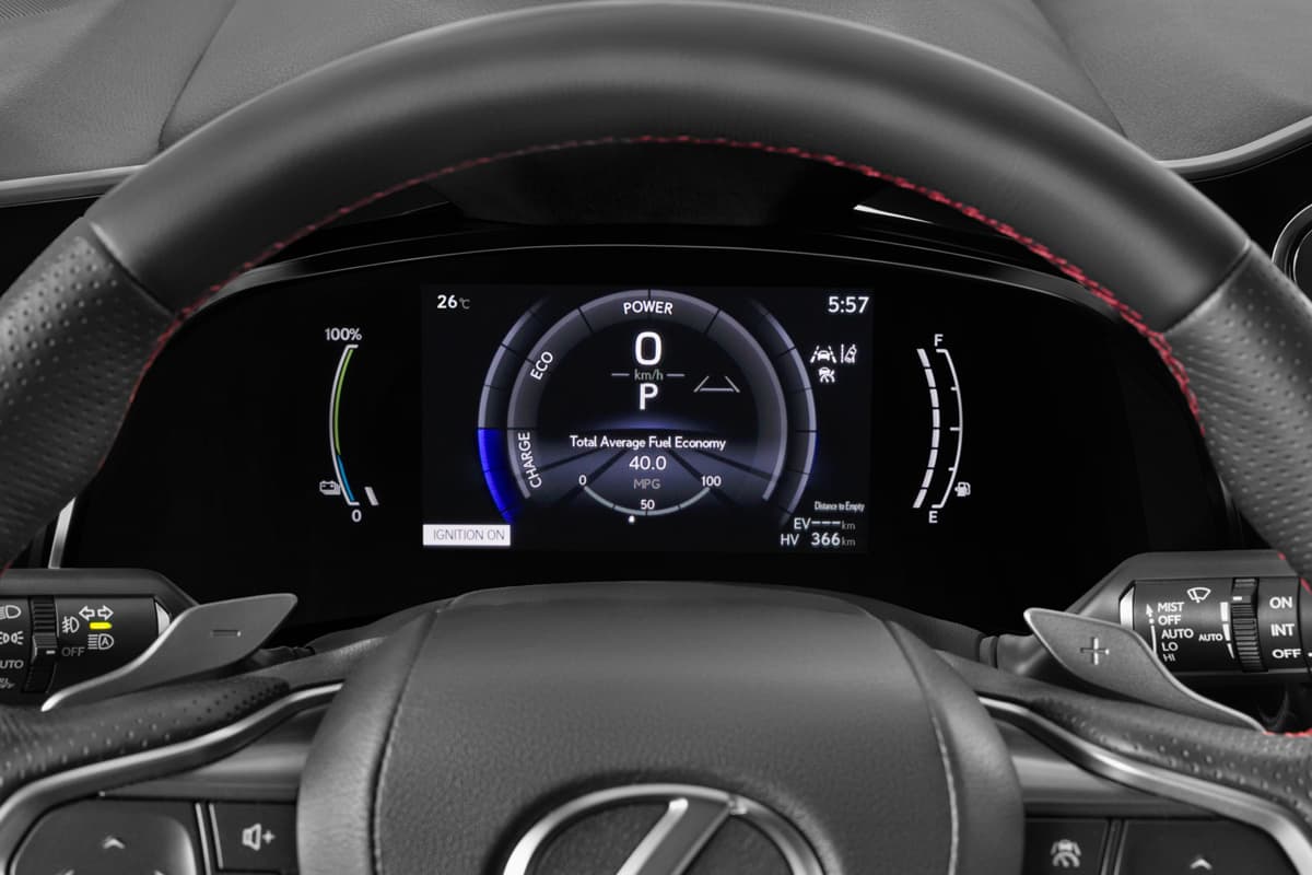 Kombiinstrument eines Lexus NX Plug-In-Hybrid