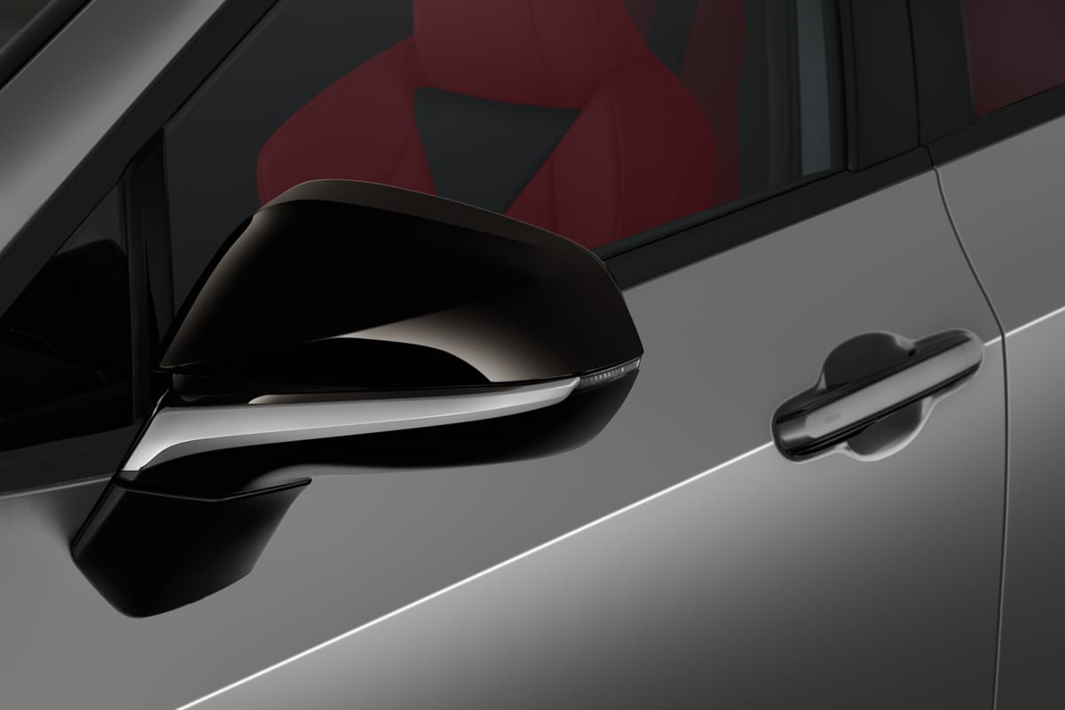 Rückspiegel eines Lexus NX Plug-In-Hybrid