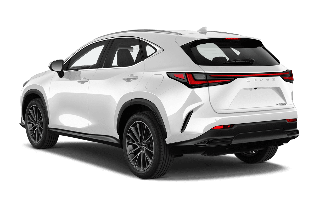 Schräge Heckansicht eines Lexus NX Hybrid, freigestellt