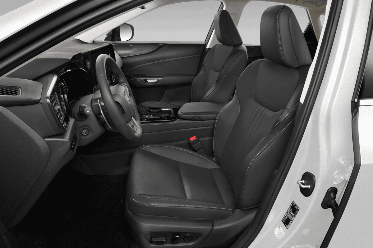 Vordersitze eines Lexus NX Hybrid