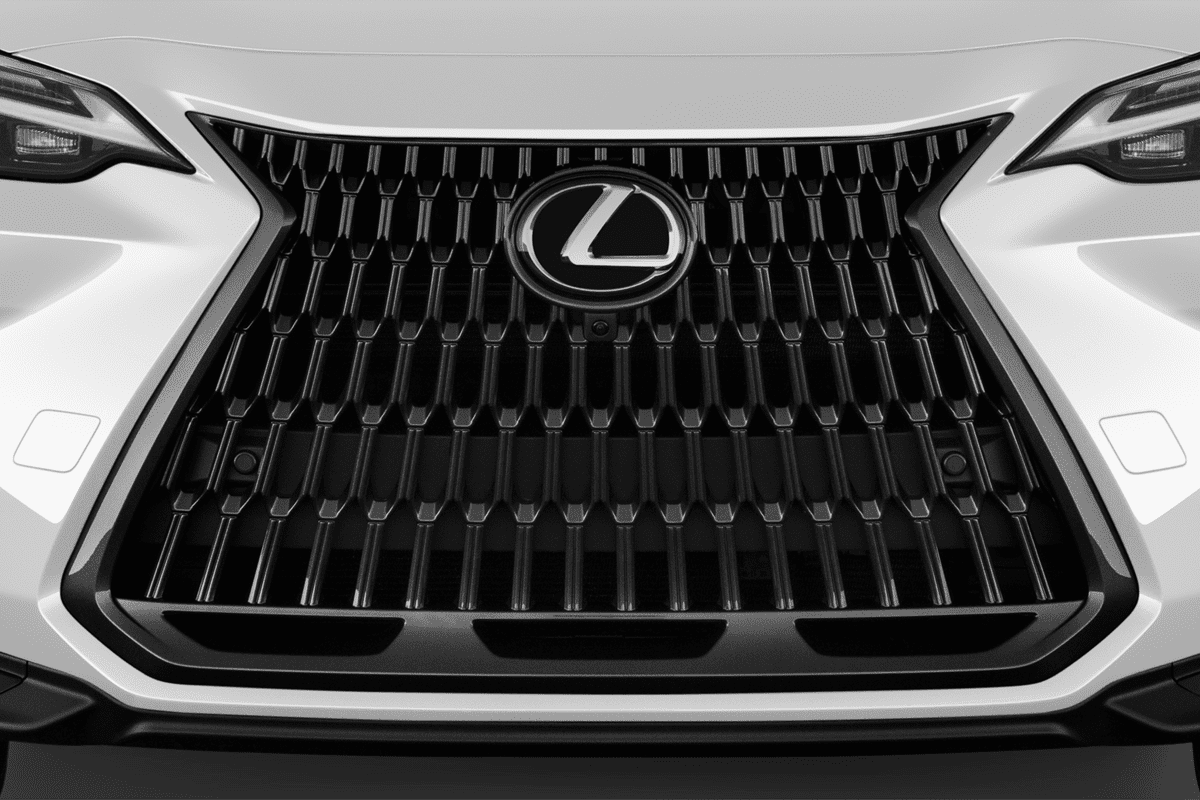 Kühlergrill eines Lexus NX Hybrid