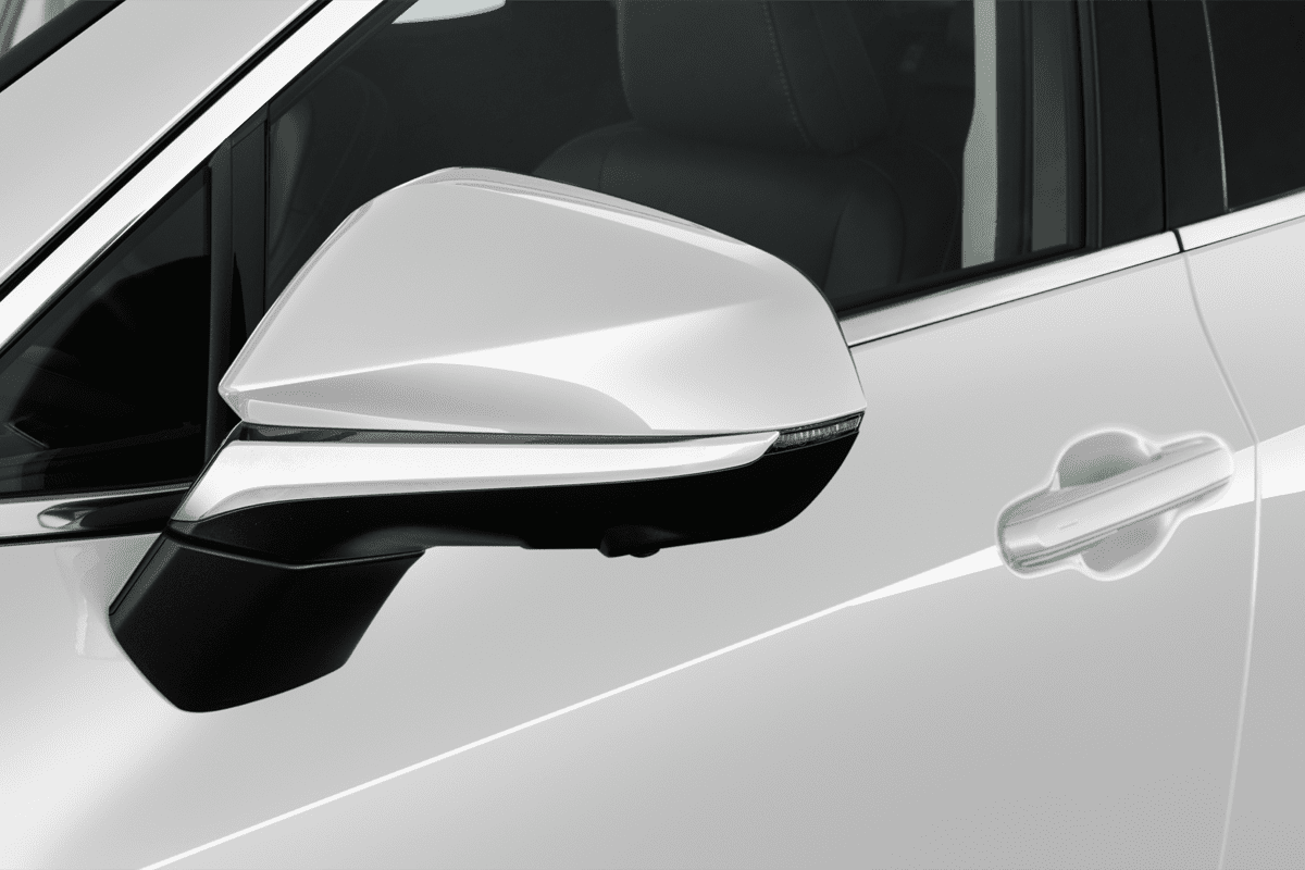 Rückspiegel eines Lexus NX Hybrid