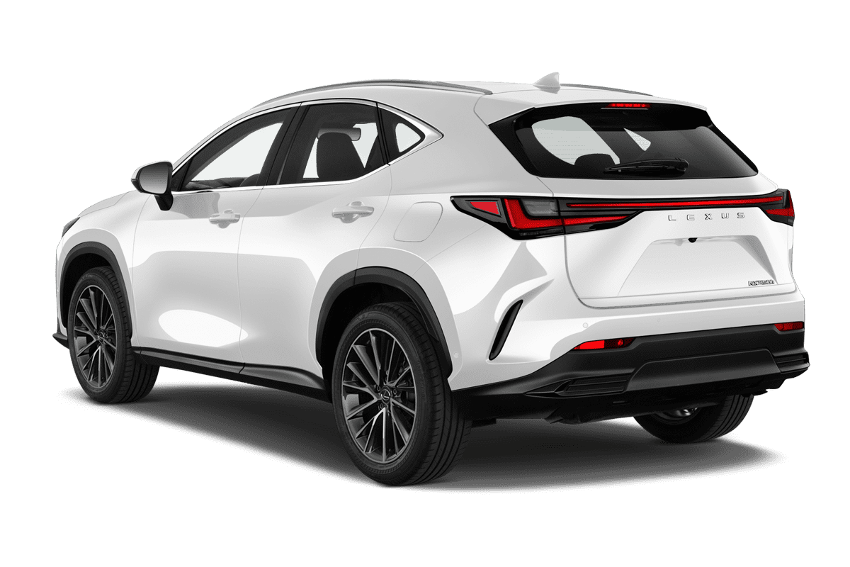 Schräge Heckansicht eines Lexus NX Hybrid, freigestellt