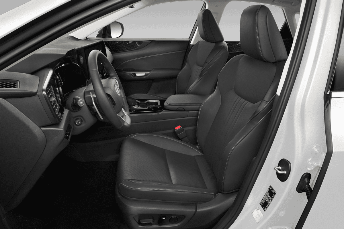 Vordersitze eines Lexus NX Hybrid