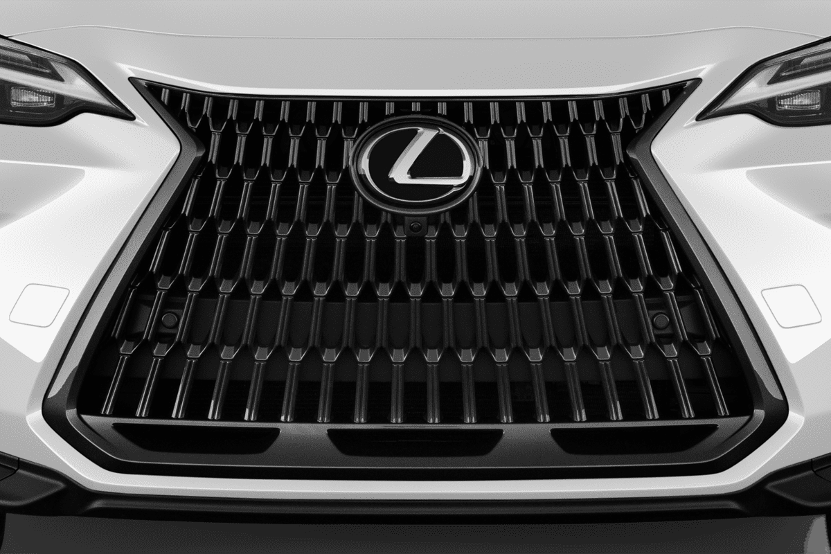 Kühlergrill eines Lexus NX Hybrid