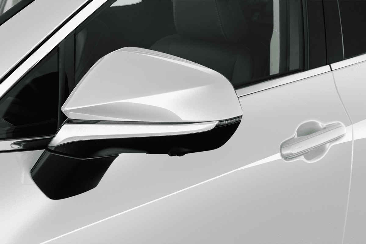Rückspiegel eines Lexus NX Hybrid