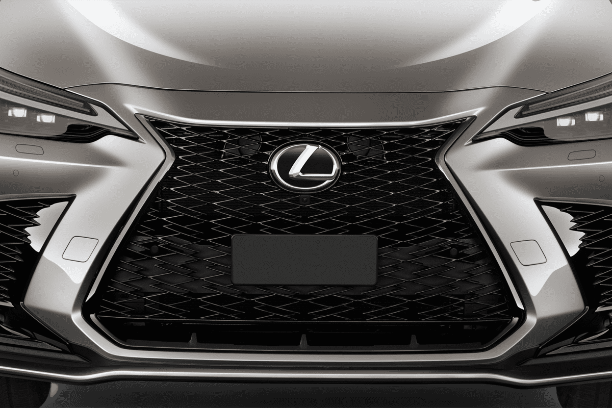 Kühlergrill eines Lexus NX Plug-In-Hybrid