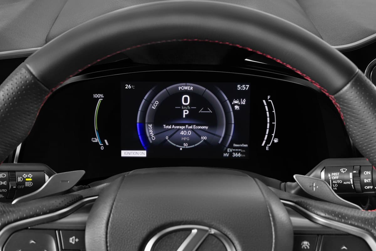 Kombiinstrument eines Lexus NX Plug-In-Hybrid