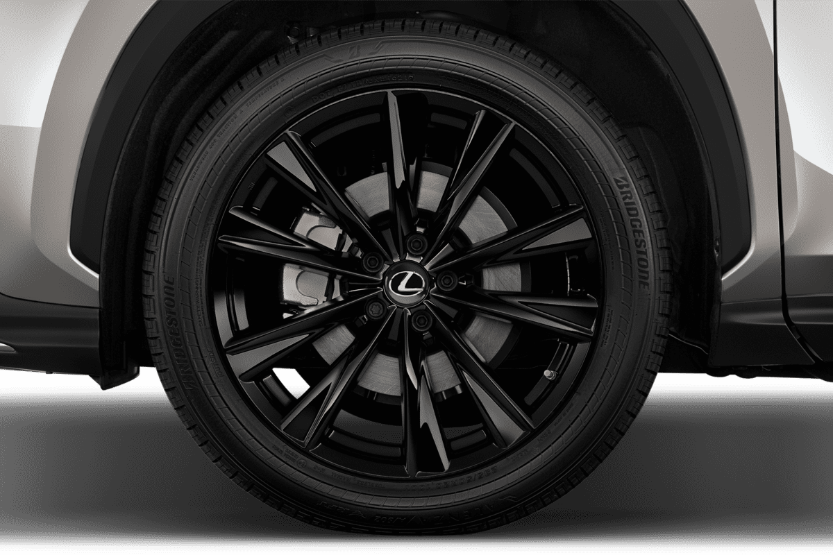 Radkappe oder Felge eines Lexus NX Plug-In-Hybrid